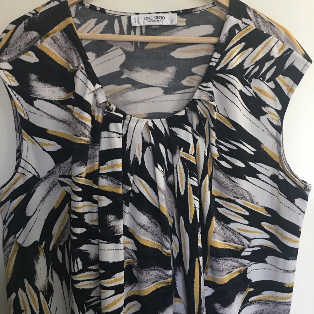 Women’s sleeveless plus size work blouse